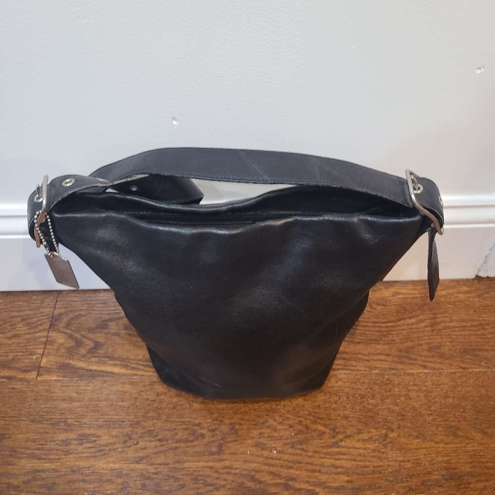 Coach used black leather bag good condition small scratch (pictured) zipper